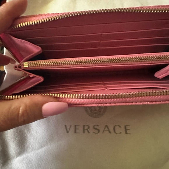 Pink Versace Wallet New with authentication card and tags
Versace Pink - Picture 2 of 5
